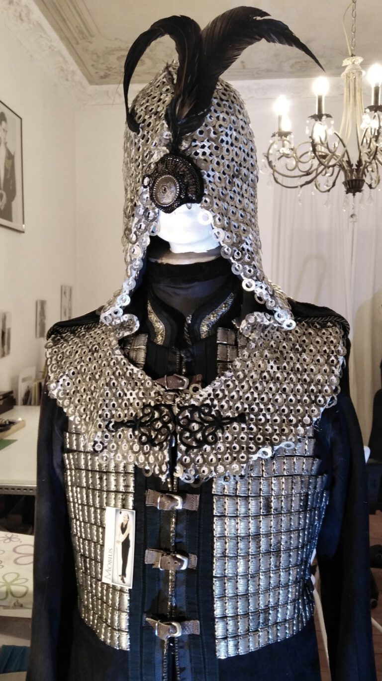 Kettenhaube--A-MAILHOODY-scaled.jpg