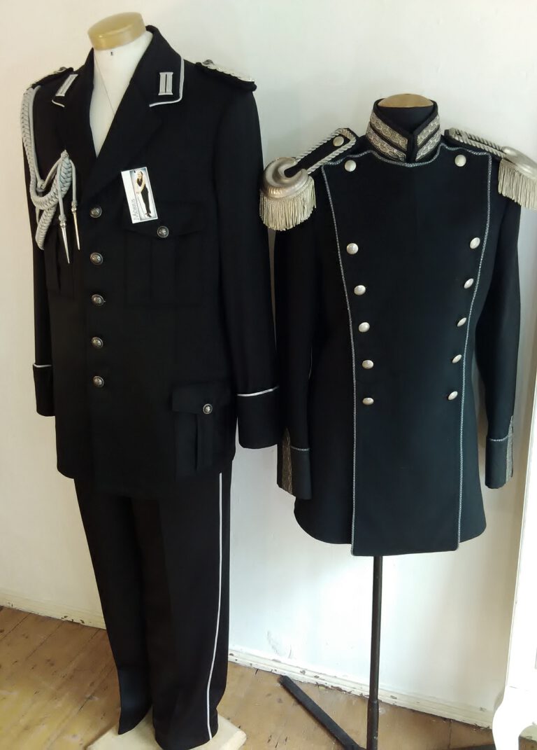 black fetish-uniforms